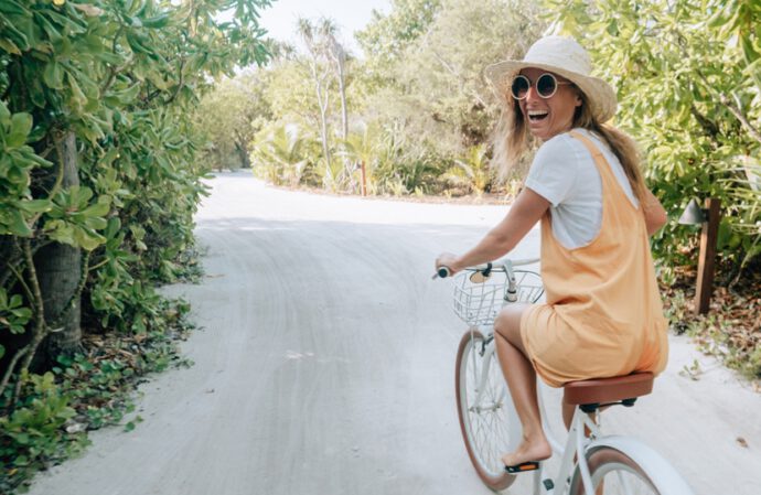 Frau fährt Fahrrad - Tipps für nachhaltige Ferien