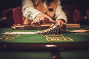 Mann im Casino - zocken Männer lieber in der Geldanlage als Frauen?