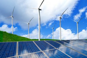 Photovoltaikanlagen und Windräder stellen eine Energiequelle für Elektromobilität dar.