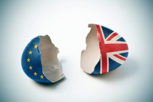 Ein in zwei Teile gebrochenes Ei - eine Hälfte die EU, die zweite Großbritannien.