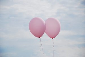 2 rosarote Luftballone fliegen übers Himmelszelt - 6 Schritte zur Verwirklichung Ihrer gemeinsamen Träume in der Partnerschaft und deren Finanzierung