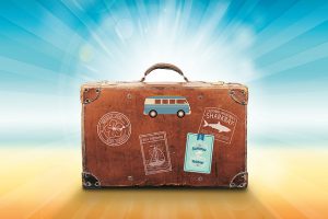 brauner Koffer mit Emblems - Tourismus ist ein Megatrend