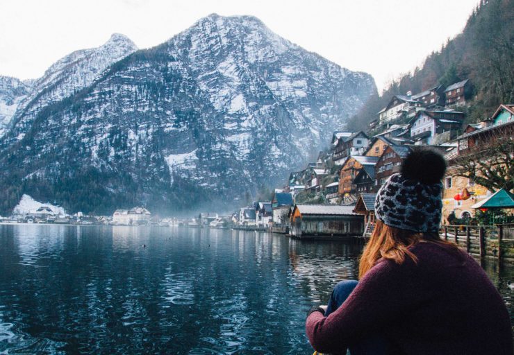 Nachdenkliche Frau blickt über den Bergsee - Jahresrückblick: Diese 5 Fragen solltest du dir am Jahresende stellen