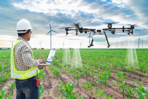 Farmer mit Drohne - Megatrend Smart Farming