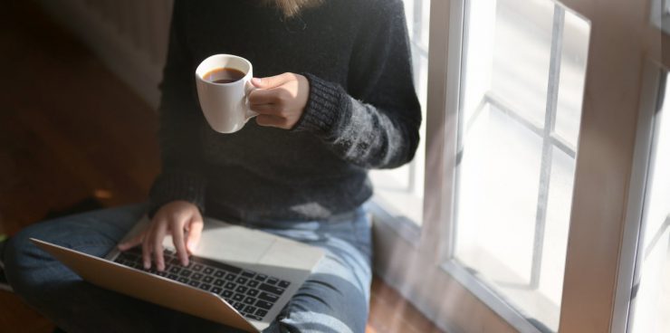 Frau arbeitet mit Laptop zuhause - 10 Dinge, die Sie von zuhause aus für Ihr Geld tun können nge, die Sie von zuhause aus für Ihr Geld tun können 
