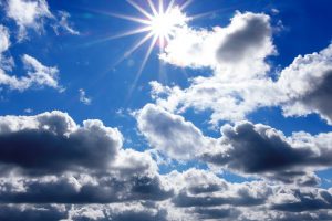 Sonne scheint hinter Wolken - Coronaviurs, was Ihrem Mindset jetzt guttut