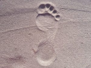 Fussspuren im Sand - Annäherung zur Balance in kleinen Schritten
