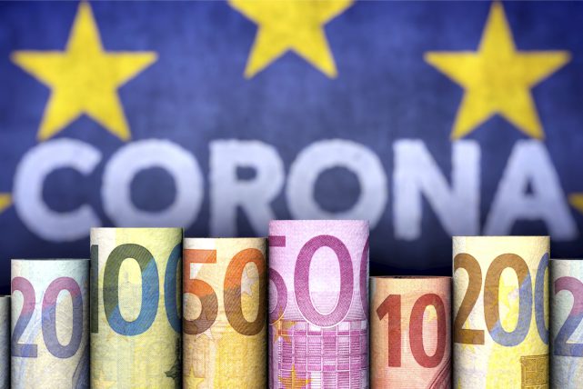 Eingerollte Euronoten vor dem Schriftzug Corona - Wie geht es an den Finanzmärkten Europas weiter.