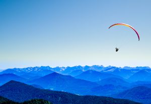 Paraglider schwebt über den Bergen - mit dem FondsFinder ganz einfach den passenden Fonds finden