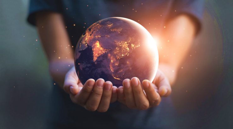 Hände halten die Erde - wie geht es der Weltwirtschaft
