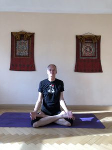 Wolfgang Pinner in Yogahaltung - er ist Investmentbanker und hat nun Yoga für sich entdeckt