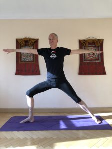 Investmentbanker Wolfgang Pinner steht auf Yoga