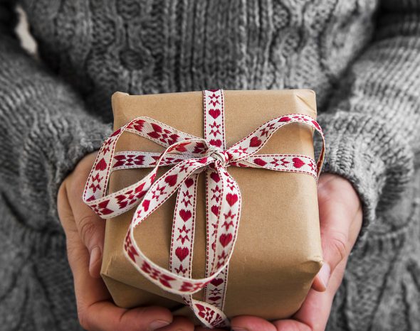 Frau hält Geschenk in Händen - originelle nachhaltige Weihnachtsgeschenke - das etwas andere Weihnachtsgeschenk hier zu finden