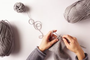Kreativ sein - zum Beispiel stricken - als Selbstfürsorge-Tipp