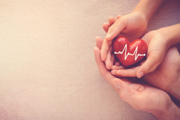 Kinder- und Elternhände halten Herz: Gesundheitsaktien weiterhin am Vormarsch