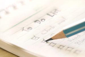 Stift schreibt To do-Liste - gutes Werkzeug für effizientes Home-Office