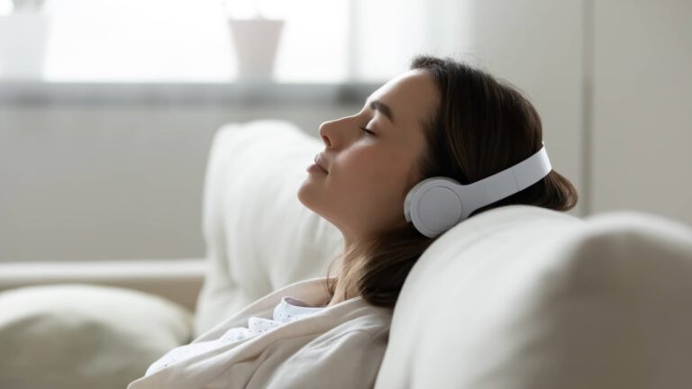 Frau hört Musik - Selbstfürsorge-Tipps für dich!