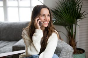 Frau telefoniert am Handy - Wer hat Sie 2020 am meisten gestärkt - Frage in der Reflexion