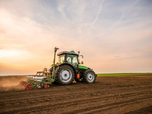Traktor fährt am Feld: Landwirte lassen oft Geld liegen, Steuertipps für die Familie