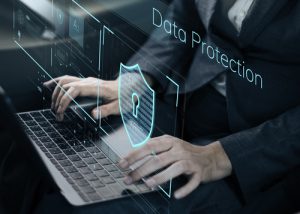 Laptop mit Händen und Sicherheitsschloss - Data Protection