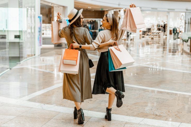 Frauen sind beim Shoppen: 2021 Hoffnung auf Erholung