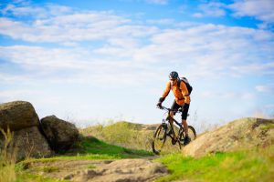 Mann fährt Mountainbike - Geld vermehren durch Mindset ändern