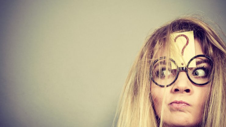 Frau mit Brille und Fragezeichen am Kopf ist ratlos - sind Fonds zu riskant?