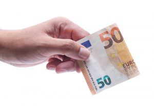 Hand hält 50 Euro - bereits ab 50 Euro geht Fondssparen