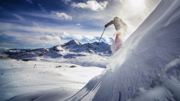 Schifahrer wedelt den Berg hinunter - 3 Kriterien zum Erfolg
