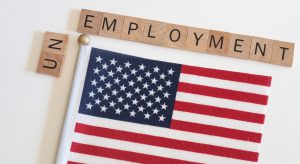 Das Bild zeigt die amerikanische Flagge mit der Überschrift Unemployment. Aktienmärkte.