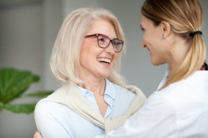Ältere Frau spricht mit jünger Frau - Lebensfreude finden, indem man seine Werte lebt