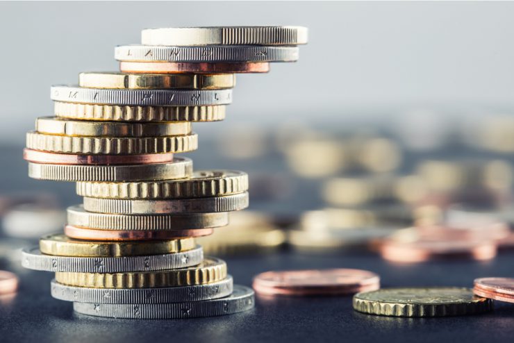 Im Bild ist ein Stapel Euromünzen zu sehen - Österreicher sparen immer lieber in Fonds.