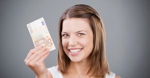 Frau mit 50 Euro - ab 50 Euro monatlich Fondssparen und sich den Traum vom Haus im Grünen erfüllen