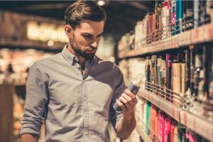 Mann kauft Kosmetika ein - bewusster einkaufen mit dem österreichischen Umweltzeichen