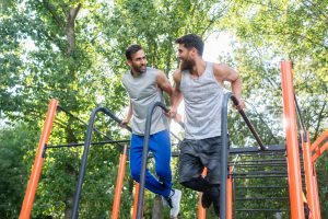 Zwei Männer trainieren im Calisthenics Park