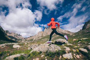 Frau läuft in den Bergen - Trailrunning