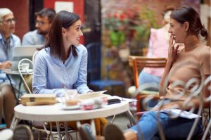 Alte Bekannte treffen: zwei Frauen tratschen im Cafe - Zeit für Neues