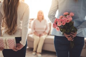 Damen schenken Oma Blumen - Geld-Vorurteil 1 auflösen