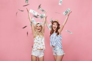 Frauen schmeißen mit Geld um sich: Macht Geld doch glücklich?