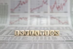 Inflationsschriftzug auf Zeitung - gute Stimmung herrscht am Aktienmarkt