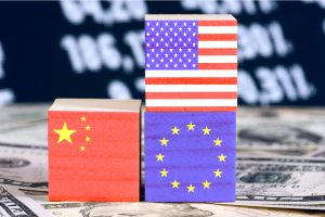 Flagge von USA, Eurozone und China - die Grundstimmung am Aktienmarkt ist gut