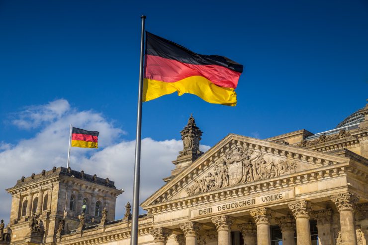 Zu sehen die deutsche Fahne vor dem Reichstagsgebäude