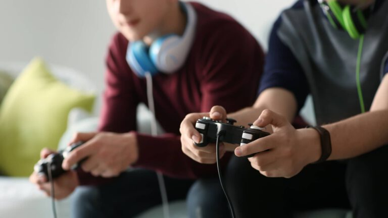 Zwei Jugendliche sitzen beim Gaming