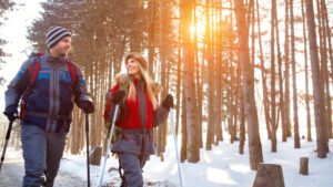 Ein Paar wandert im Schnee - quality time - z.B. eine Winterwanderung ist ein tolles Geschenk