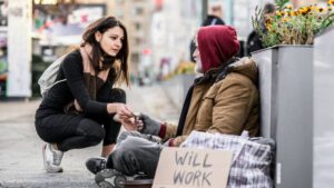Frau beschenkt Obdachlosen