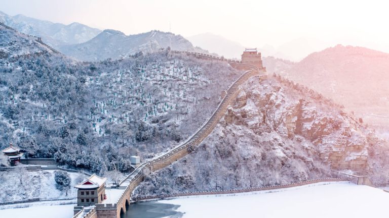 Zu sehen die Chinesische Mauer im Schnee - nachhaltig investieren in Schwellenländer ist eine Herausforderung