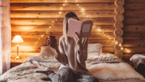 Frau liest im Bett - 7 Dinge, die Glück bedeuten