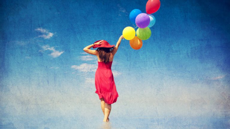 Frau mit Luftballons - Dinge die nichts kosten und glücklich machen