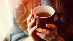 Frau mit Teetasse in den Händen - wer will lieber Ruhe und wer reden zum Tee