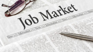 Zeitung mit Stift - Suche am Arbeitsmarkt, Kaufkraftverlust verringern